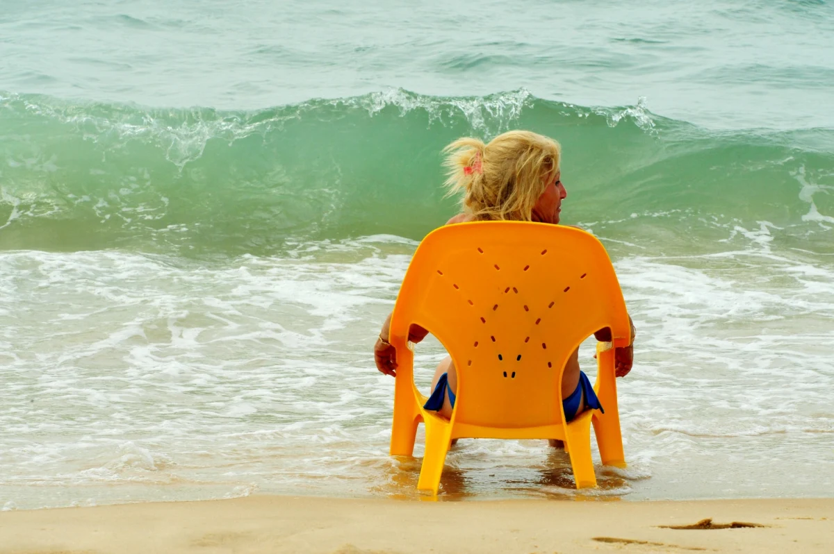 Największa tego lata fala upałów przechodzi przez Izrael. W środę w Ejlacie na południu kraju termometry pokazały 48,8 st. C, a w Dolinie Jordanu nawet 51 st. C. W nocy w pobliżu góry Sodom na południu Morza Martwego było 38 st. C, co jest najwyższą temperaturą odnotowaną w tym kraju w nocy. Dwie osoby zmarły z powodu udaru cieplnego.