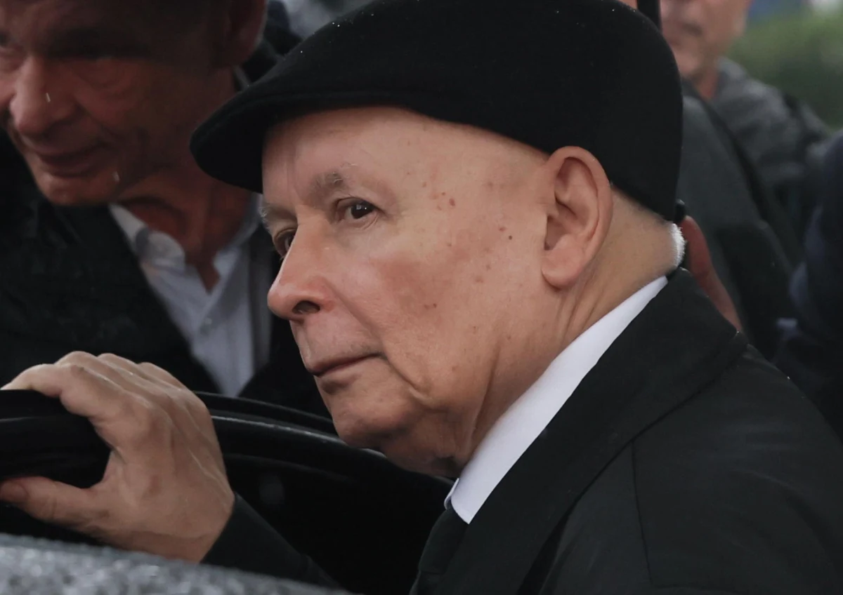 W Sądzie Rejonowym dla Warszawy Śródmieścia ruszył proces Jarosława Kaczyńskiego z prywatnego oskarżenia Zbigniewa Komosy o naruszenie nietykalności cielesnej podczas obchodów miesięcznicy smoleńskiej w październiku 2024 r. Prezes PiS nie stawił się na pierwszej rozprawie. Wyrok zostanie ogłoszony dziś o godz. 14.