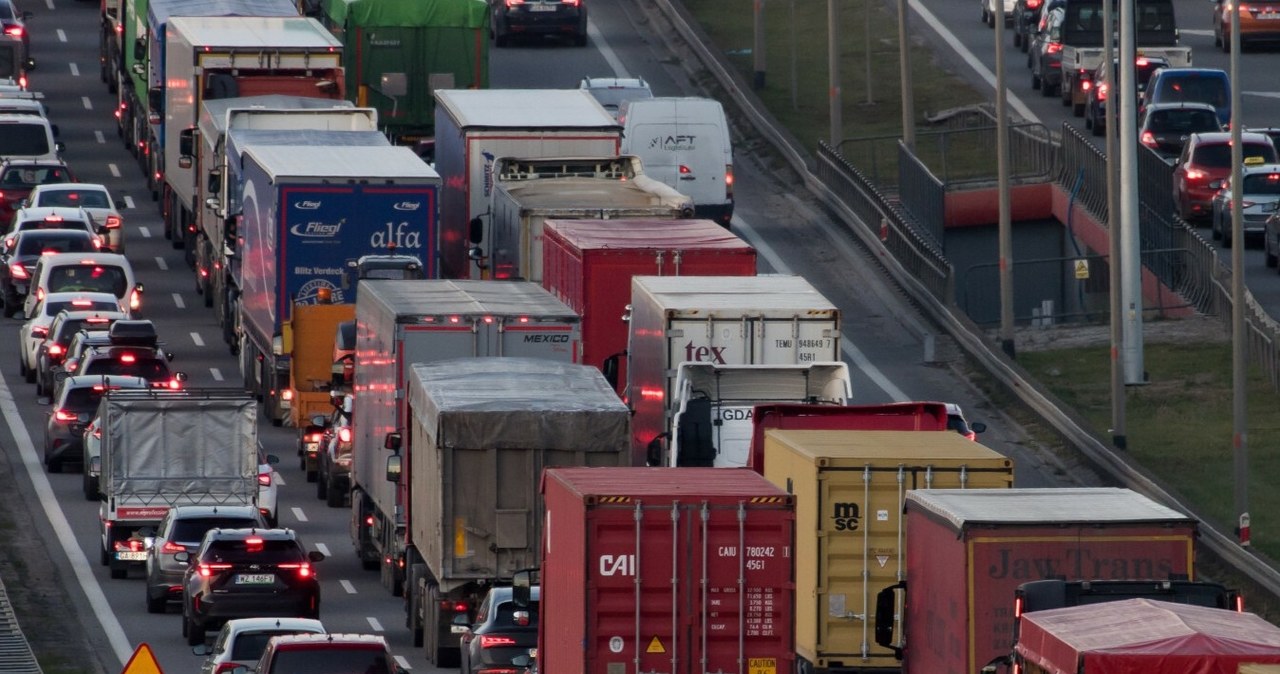 Dziś o 18:00 wchodzi w życie nowy zakaz. Staną pojazdy w całym kraju wiadomości,aktualności,Interia Dziś o 18:00 wchodzi w życie nowy zakaz. Staną pojazdy w całym kraju
