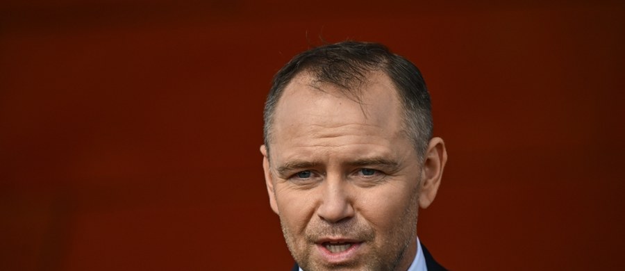 "Prezydent na 27 sierpnia zwoła Radę Gabinetową ws. stanu finansów publicznych, kwestii ustrojowych i rozwojowych" - poinformował na konferencji prasowej szef Gabinetu Prezydenta RP Paweł Szefernaker po rozmowie Karola Nawrockiego z premierem Donaldem Tuskiem.