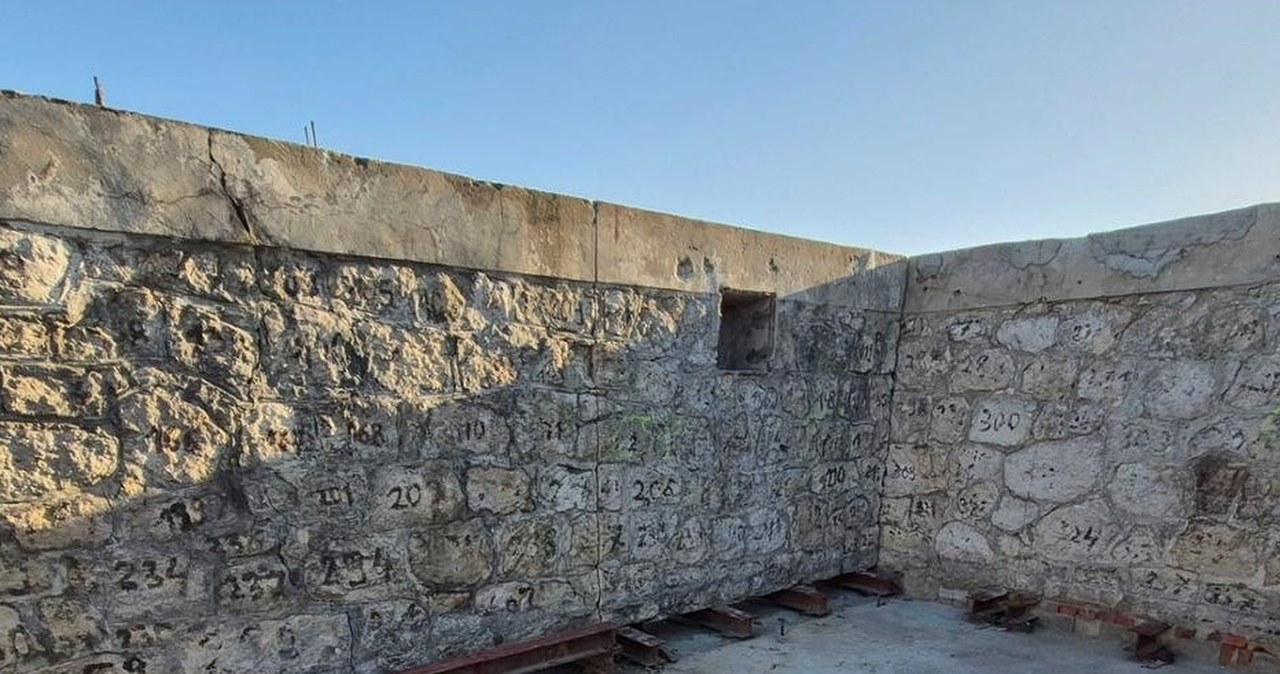 Rozebrali go cegła po cegle. Teraz 100-letni schron wraca do Krakowa