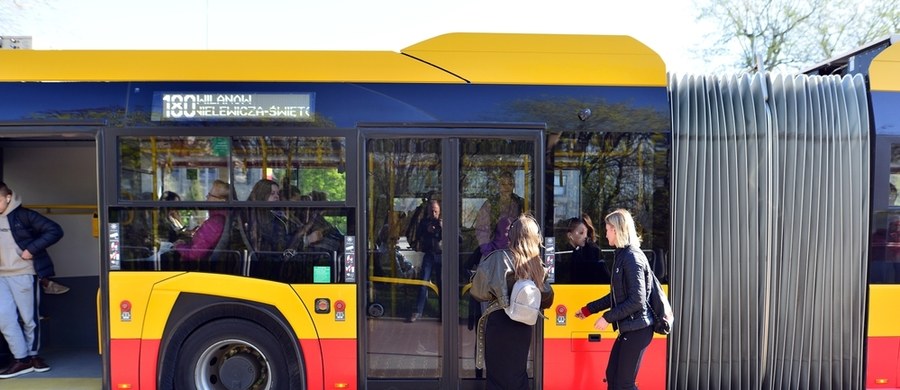Zarząd Transportu Miejskiego ogłosił przetarg na zakup 120 nowoczesnych autobusów przegubowych, które będą mogły służyć nie tylko do codziennego przewozu pasażerów, ale także do ewakuacji ludności w sytuacjach kryzysowych. Nowe pojazdy mają trafić do stolicy w latach 2026.