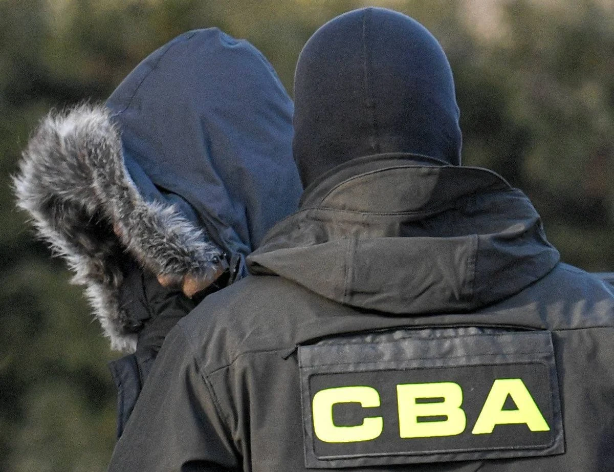 Przekazali dane 364 cudzoziemców, by przyspieszyć procedury wydania im polskich wiz. W zamian mieli dać łapówki. Jest pierwszy akt oskarżenia w aferze wizowej.