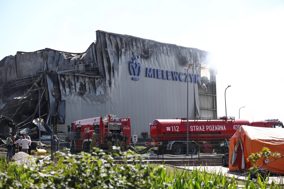 Strażacy dogaszają pożar zakładu przetwórstwa drobiowego w Kawlach na Kaszubach. Ogień płonie tam od środy. Służby drobiazgowo przeczesują pogorzelisko. Niestety nie ma wieści o zaginionym strażaku.