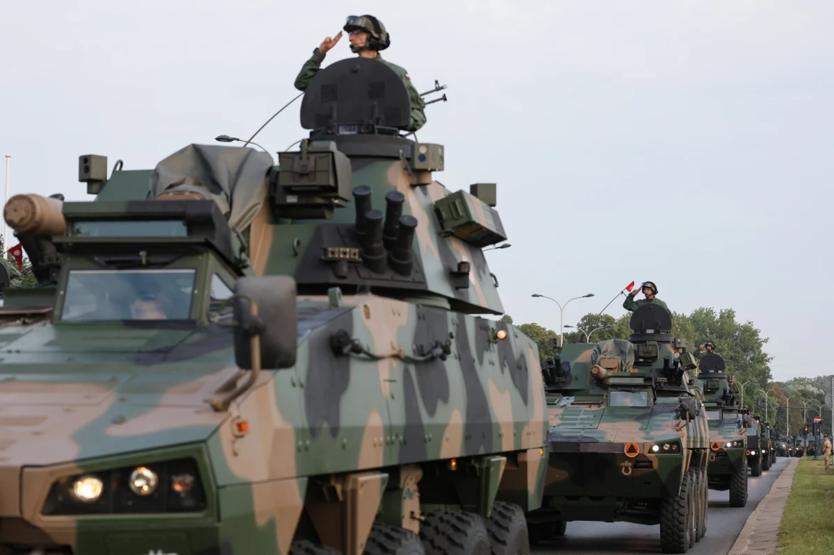 W piątek w Warszawie i innych miejscach w Polsce odbędą się obchody Święta Wojska Polskiego. Tradycyjnie punktem kulminacyjnym obchodów będzie defilada wojskowa z udziałem ok. 4000 żołnierzy i 300 sztuk sprzętu, która w południe ruszy przez warszawską Wisłostradę. W tym roku po raz pierwszy defilada na lądzie i w powietrzu zostanie również uzupełniona o element morski - okręty Marynarki Wojennej wezmą bowiem udział w równoległej paradzie morskiej, która odbędzie się na wodach Bałtyku w pobliżu Helu. Szef sztabu Generalnego WP gen. Wiesław Kukuła mówił podczas próby generalnej w niedzielę, że celem defilady jest m.in. pokazanie trwającej transformacji, jaką przechodzą polskie siły zbrojne. 