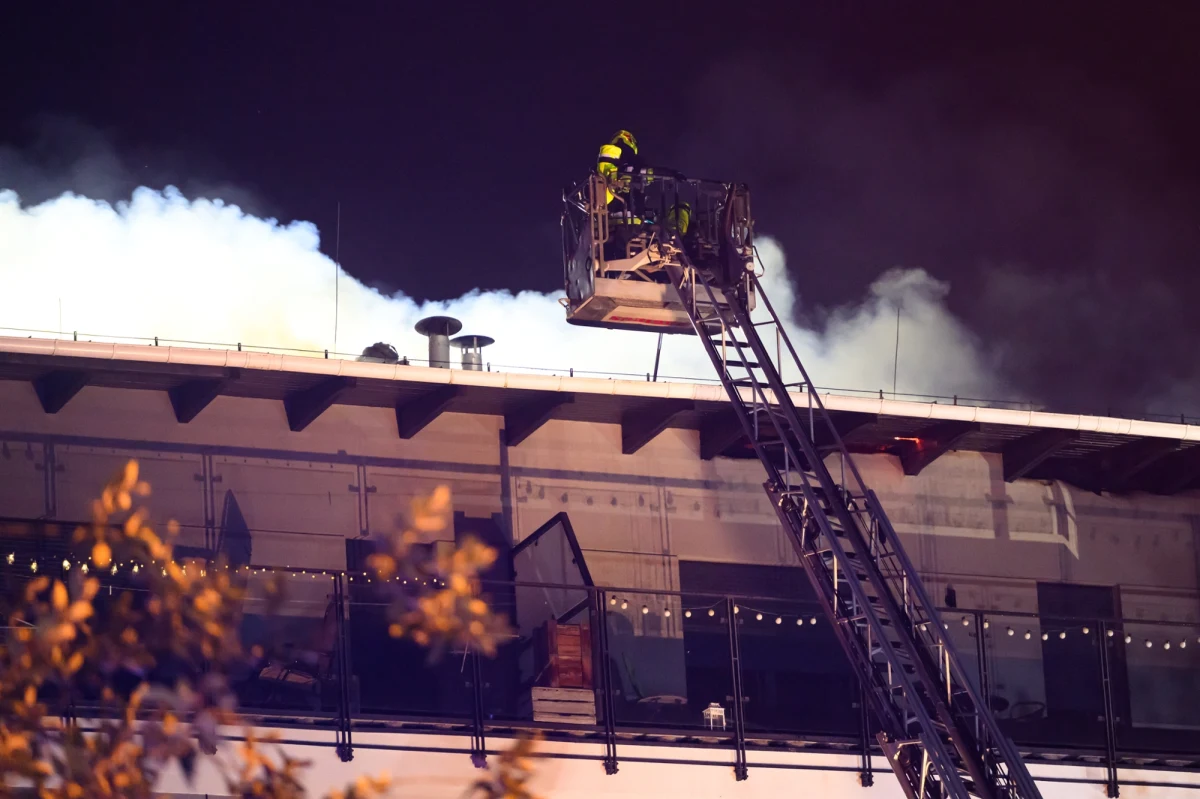 Blok przy ul. Krańcowej w Poznaniu, w którym w czwartek wieczorem wybuchł pożar, nie nadaje się do zamieszkania. Wyłączonych z użytkowania jest 38 mieszkań - informuje reporter RMF FM Beniamin Kubiak-Piłat. Dach budynku musi zostać całkowicie wymieniony. Prawdopodobną przyczyną pożaru było zapalenie się oleju na patelni.