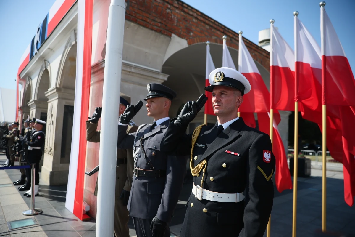 W piątek w dniu Święta Wojska Polskiego przed Grobem Nieznanego Żołnierza w Warszawie odbyła się uroczysta odprawa wart. W uroczystości na placu Piłsudskiego uczestniczyli m.in. prezydent Karol Nawrocki z małżonką, marszałek Sejmu Szymon Hołownia, wicepremier i szef MON Władysław Kosiniak-Kamysz oraz szef BBN Sławomir Cenckiewicz.