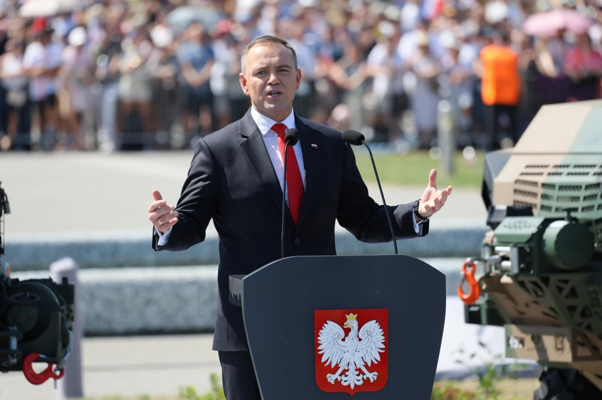 Prezydent Karol Nawrocki zapowiedział w piątek podczas obchodów Święta Wojska Polskiego, że będzie domagał się skończenia rozmów i podjęcia decyzji o przeznaczeniu 5 proc. polskiego PKB na obronność. Podkreślił, że musi się to stać jak najszybciej, bo wymaga tego polskie bezpieczeństwo. "Powinniśmy być w krótkim czasie nie trzecią, a pierwszą najsilniejszą armią Sojuszu Północnoatlantyckiego w Europie"- stwierdził. 