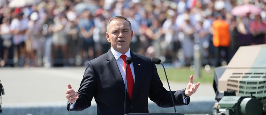 Prezydent Karol Nawrocki zapowiedział w piątek podczas obchodów Święta Wojska Polskiego, że będzie domagał się skończenia rozmów i podjęcia decyzji o przeznaczeniu 5 proc. polskiego PKB na obronność. Podkreślił, że musi się to stać jak najszybciej, bo wymaga tego polskie bezpieczeństwo. "Powinniśmy być w krótkim czasie nie trzecią, a pierwszą najsilniejszą armią Sojuszu Północnoatlantyckiego w Europie"- stwierdził. 