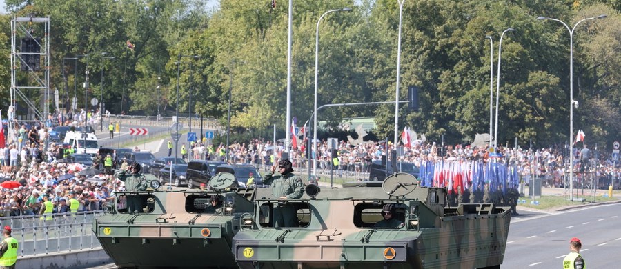 Przez warszawską Wisłostradę przeszła w piątek defilada wojskowa, która była punktem kulminacyjnym uroczystych obchodów Święta Wojska Polskiego. Wzięło w niej udział ok. 4000 żołnierzy. W tym roku po raz pierwszy defilada na lądzie i w powietrzu była również uzupełniona o element morski - okręty Marynarki Wojennej brały bowiem udział w równoległej paradzie morskiej, która odbywała się na wodach Bałtyku w pobliżu Helu. 