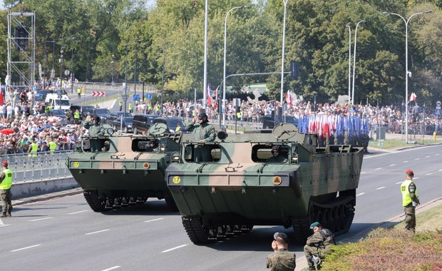 Przez warszawską Wisłostradę przeszła w piątek defilada wojskowa, która była punktem kulminacyjnym uroczystych obchodów Święta Wojska Polskiego. Wzięło w niej udział ok. 4000 żołnierzy. W tym roku po raz pierwszy defilada na lądzie i w powietrzu była również uzupełniona o element morski - okręty Marynarki Wojennej brały bowiem udział w równoległej paradzie morskiej, która odbywała się na wodach Bałtyku w pobliżu Helu. 