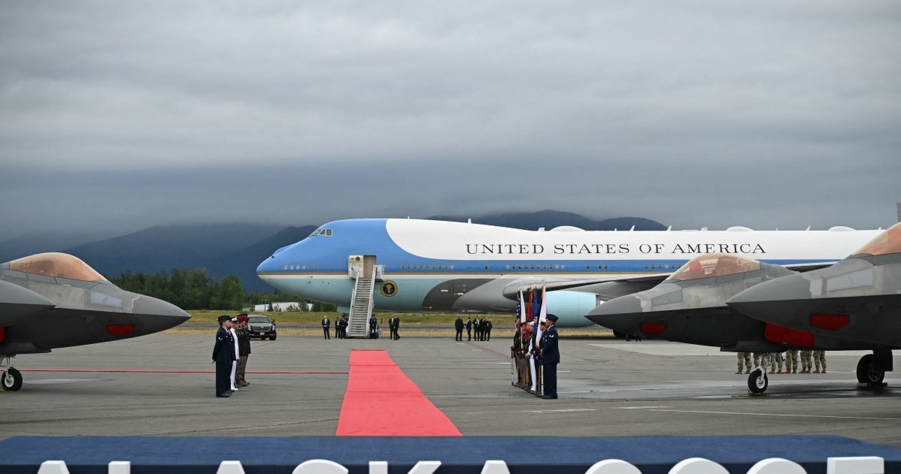 wiadomości,aktualności,Interia Trump gotowy do rozmów z Putinem. Amerykański prezydent wylądował na Alasce