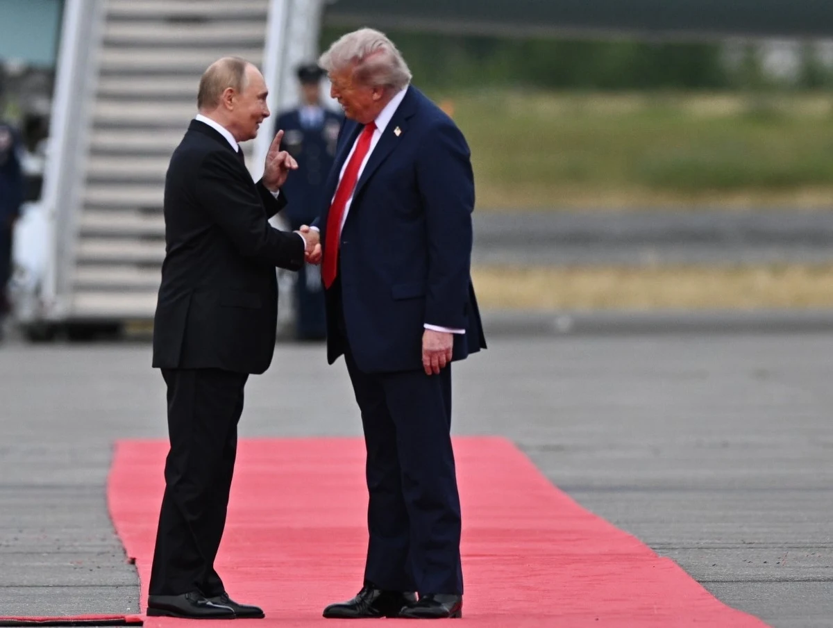 Oczekiwania były wielkie, a efekty trudno uznać za spektakularne. Donald Trump i Władimir Putin spotkali się na Alasce. Na wspólnej konferencji przywódców Rosji i USA nie usłyszeliśmy zbyt wielu konkretów. Nie zapadły też żadne przełomowe decyzje ws. wojny na Ukrainie. Jak oceniane jest to spotkanie? Zebraliśmy dla Was najważniejsze i najciekawsze komentarze. 