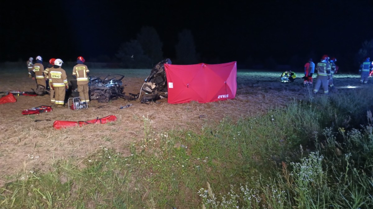 Bmw rozpadło się na kawałki. Nie żyje nastolatka, kierowca walczy o życie