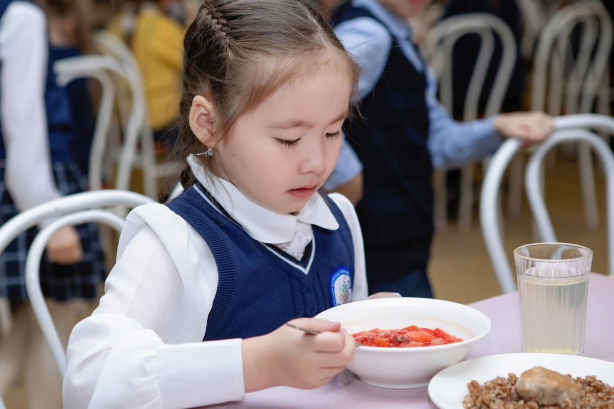 W indonezyjskim mieście Sragen, położonym w centralnej części Jawy, doszło do największej dotychczas fali zatruć pokarmowych. Aż 365 osób, głównie dzieci i młodzież, zgłosiło się do placówek medycznych z objawami ostrego zatrucia po spożyciu darmowych szkolnych obiadów. Lokalne władze natychmiast zawiesiły wydawanie posiłków, a próbki jedzenia zostały przekazane do szczegółowych badań laboratoryjnych.