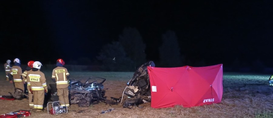 Nie żyje 19-latka, a 20-letni kierowca w ciężkim stanie trafił do szpitala po wypadku na drodze krajowej nr 74 w Łagowie (woj. świętokrzyskie). Zderzyły się tam dwa pojazdy osobowe, którymi podróżowali znajomi. Policja bada, czy mogło dojść do nielegalnego wyścigu.