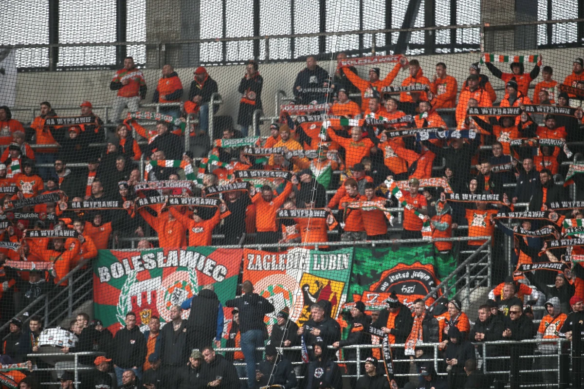 Piątkowy wieczór na stadionie w Lubinie miał być świętem futbolu. Kibice, którzy licznie zgromadzili się na trybunach, byli świadkami niezwykle widowiskowego meczu 5. kolejki PKO BP Ekstraklasy pomiędzy Zagłębiem Lubin a Lechią Gdańsk. Gospodarze odnieśli swoje pierwsze zwycięstwo w sezonie, pokonując rywali aż 6:2. Niestety, radość z wygranej została przyćmiona przez dramatyczne wydarzenia, które rozegrały się już po ostatnim gwizdku sędziego.