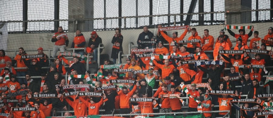 Piątkowy wieczór na stadionie w Lubinie miał być świętem futbolu. Kibice, którzy licznie zgromadzili się na trybunach, byli świadkami niezwykle widowiskowego meczu 5. kolejki PKO BP Ekstraklasy pomiędzy Zagłębiem Lubin a Lechią Gdańsk. Gospodarze odnieśli swoje pierwsze zwycięstwo w sezonie, pokonując rywali aż 6:2. Niestety, radość z wygranej została przyćmiona przez dramatyczne wydarzenia, które rozegrały się już po ostatnim gwizdku sędziego.