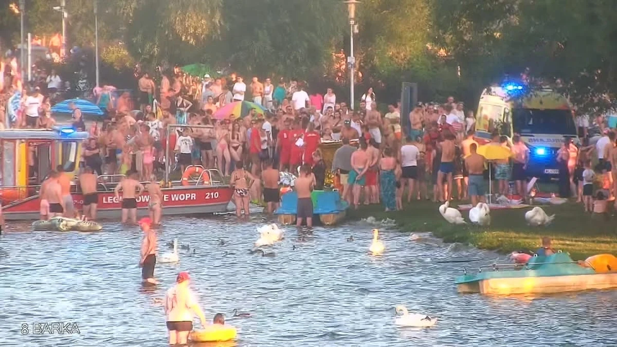 Na kąpielisku "Dzika Plaża" w Nieporęcie (woj. mazowieckie) doszło do dramatycznych wydarzeń, które mogły zakończyć się tragedią. W piątek około godziny 18:30, tuż po zakończeniu dyżuru ratowników, inni wypoczywający nad Jeziorem Zegrzyńskim zauważyli tonącego 18-latka. 