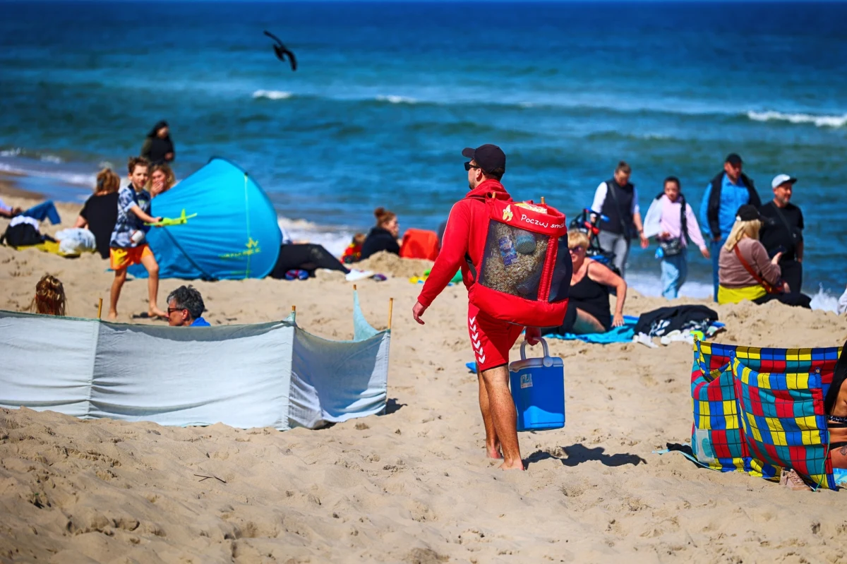 Na kilkudziesięciu nadmorskich kąpieliskach w województwach pomorskim i zachodniopomorskim w sobotę powiewają czerwone flagi. Zakaz kąpieli wprowadzono z powodu wysokich fal na Bałtyku i silnych prądów wstecznych.