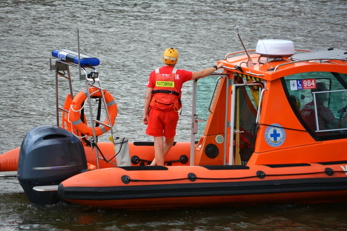 W sobotę wieczorem znaleziono zwłoki 20-latka, który w piątek wieczorem zaginął w Jeziorze Białym w pow. gostynińskim (Mazowieckie). Ciało zostało wyciągnięte z wody.

