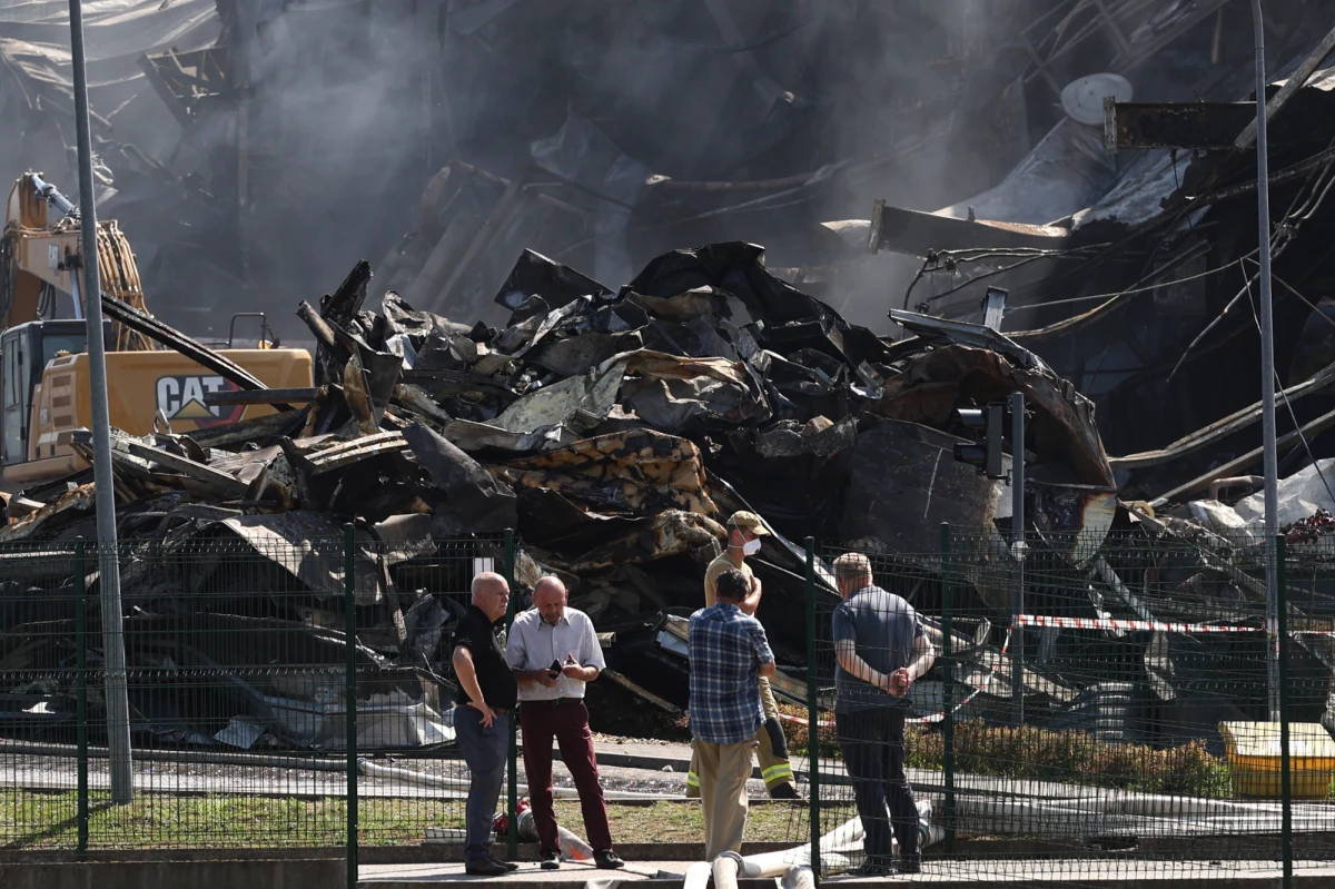 120 strażaków wciąż prowadzi intensywne działania w Kawlach na Kaszubach. W środę w tamtejszym zakładzie przetwórstwa drobiu wybuchł pożar. Wciąż nie odnaleziono strażaka, który spadł do wnętrza hali.