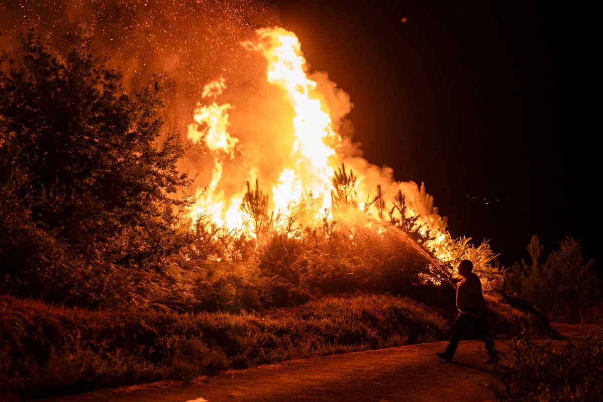 Ponad 100 tys. hektarów zniszczyły w sierpniu szalejące w Hiszpanii pożary. Walka z ogniem trwa w Kastylii i Leonie, Galicji oraz Estremadurze. Nie ułatwiają jej upały. Dziś zniszczone przez żywioł tereny odwiedzi premier Hiszpanii Pedro Sanchez, który z powodu poważnej sytuacji przerwał swój urlop.