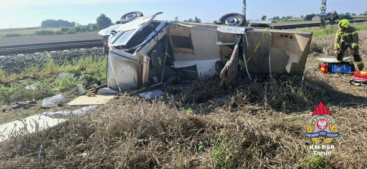 Pociąg osobowy relacji Olsztyn - Bydgoszcz zderzył się z kamperem na niestrzeżonym przejeździe kolejowym w miejscowości Gronówko (woj. kujawsko-pomorskie). Informację o tym zdarzeniu dostaliśmy na Gorącą Linię RMF FM. 