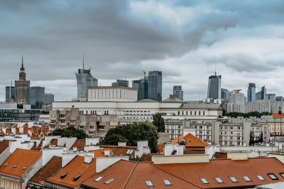 W najbliższych dniach mieszkańcy Polski muszą przygotować się na prawdziwy pogodowy rollercoaster. Po początkowym, krótkim okresie ochłodzenia, już w połowie tygodnia do kraju powrócą tropikalne upały. Słupki rtęci w wielu regionach ponownie sięgną 30 st. C, a niebo rozświetli słońce. Jednak nie potrwa to długo – już pod koniec tygodnia czeka nas gwałtowny spadek temperatury, chłodne noce i przelotne opady deszczu.