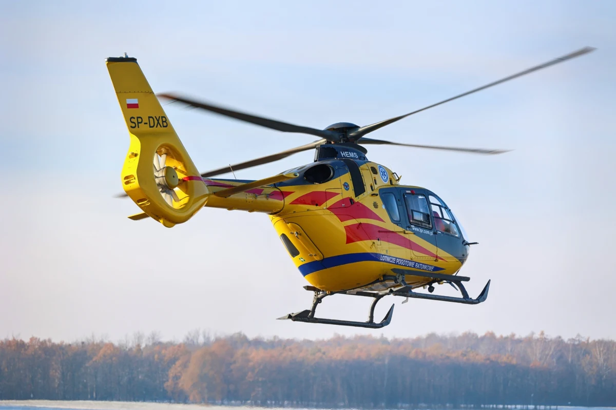 Na drodze krajowej nr 74 w miejscowości Zawada (Świętokrzyskie) zderzyły się dwa samochody osobowe. Jedna osoba zginęła, a jedna jest ranna. Policja zorganizowała objazdy.
