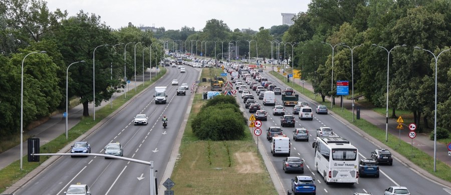Od dziś rusza kolejny etap remontu warszawskiej Wisłostrady. To nie wszystko - drogowcy wyfrezują też Senatorską i Broniewskiego. Węziej będzie na moście Poniatowskiego i Marszałkowskiej. Z powodu awarii będą utrudnienia na placu Hallera.