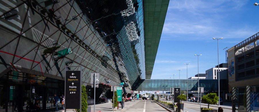 Na lotnisku Kraków Airport o poranku interweniowała straż graniczna. Przez kilkanaście minut wstrzymane były wszystkie operacje lotnicze. 