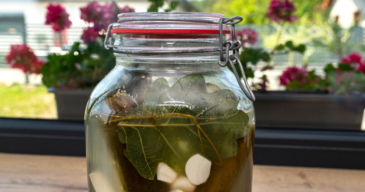 Widzisz taki nalot w słoiku z ogórkami? Sprawdź, czy można je jeść