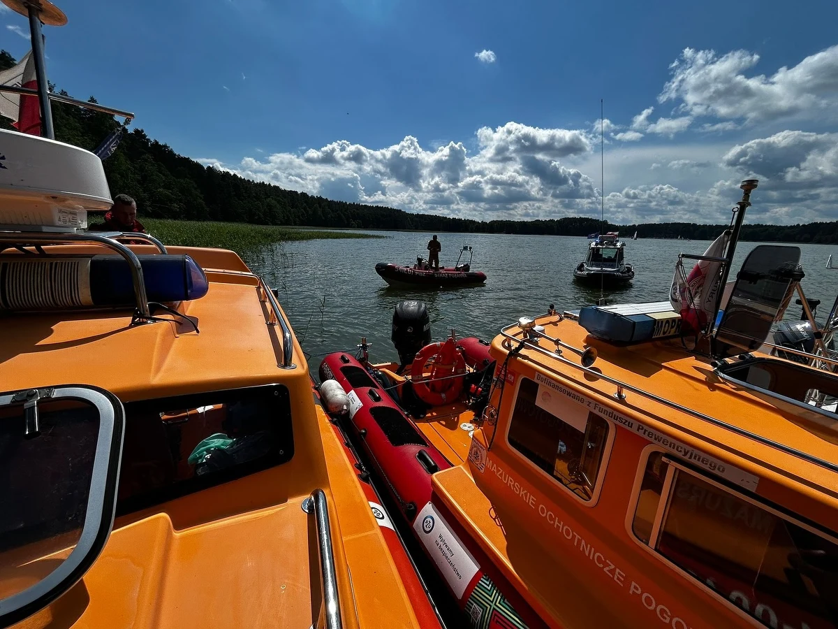 Kilkanaście razy załogi wodnych karetek wypływały do poszkodowanych w czasie minionego długiego weekendu. Pomocy udzielono kilkudziesięciu osobom. Ratownicy MOPR podkreślają jednak, że w tym roku "sierpniówka" była bezpieczna. Najwięcej zgłoszeń dotyczyło pomocy żeglarzom w tak zwanych akcjach technicznych.