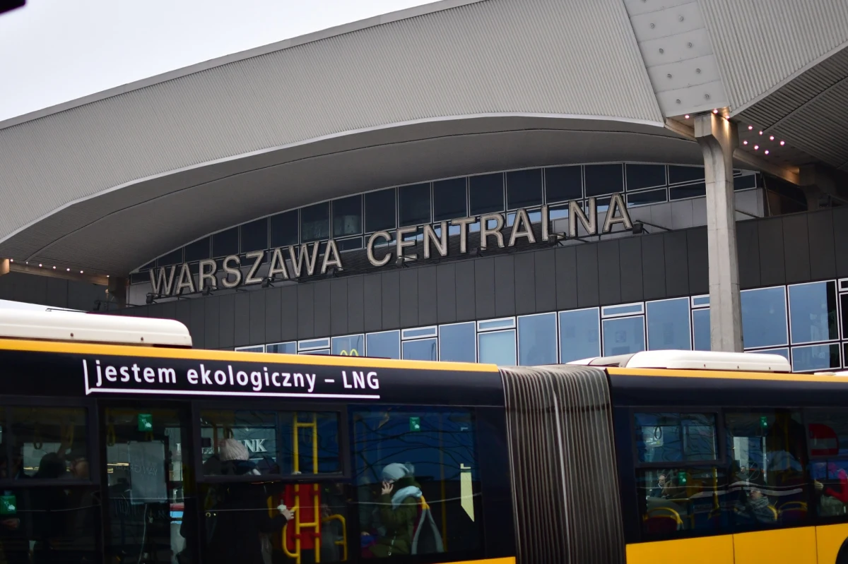 Na warszawskim Dworcu Centralnym przed południem doszło do pożaru odzieży w jednym z pomieszczeń socjalnych. "50 osób, w tym pracownicy i klienci sklepu Biedronka na warszawskim Dworcu Centralnym, zostało ewakuowanych" - przekazał asp. Mariusz Kapsa z Komendy Miejskiej PSP w Warszawie.