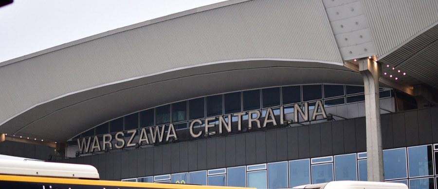 Na warszawskim Dworcu Centralnym przed południem doszło do pożaru odzieży w jednym z pomieszczeń socjalnych. "50 osób, w tym pracownicy i klienci sklepu Biedronka na warszawskim Dworcu Centralnym, zostało ewakuowanych" - przekazał asp. Mariusz Kapsa z Komendy Miejskiej PSP w Warszawie.