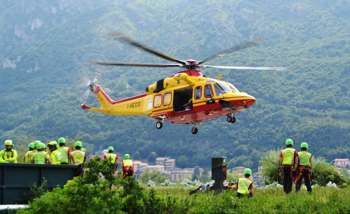 Noc pełna napięcia i mobilizacji służb ratunkowych na północy Włoch. W rejonie Como, w Lombardii, przez kilka godzin trwały intensywne poszukiwania mężczyzny, którego smartwatch wysłał automatyczny sygnał alarmowy do służb ratunkowych. Akcja, w którą zaangażowano ratowników medycznych, pogotowie górskie, strażaków oraz śmigłowiec, zakończyła się zaskakującym finałem – poszukiwany całą noc spał spokojnie we własnym domu.