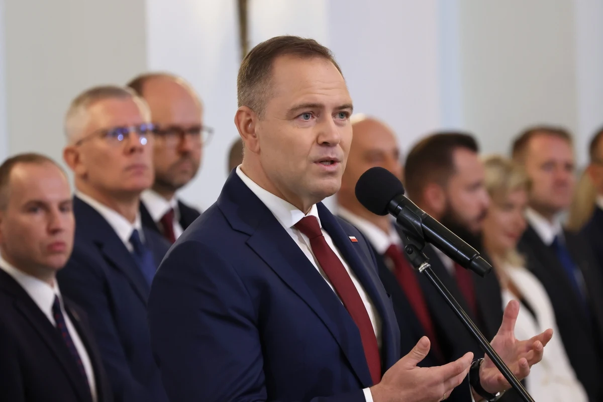 ​Prezydent Rzeczypospolitej Polskiej Karol Nawrocki powołał w poniedziałek grono swych doradców. Podkreślił, że pochodzą oni z różnych środowisk, reprezentują wiele rozmaitych branż oraz kwestii społecznych i są ekspertami w swoich dziedzinach. Wśród nich są osoby, które doradzały poprzedniemu prezydentowi.