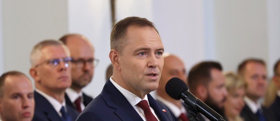 ​Prezydent Rzeczypospolitej Polskiej Karol Nawrocki powołał w poniedziałek grono swych doradców. Podkreślił, że pochodzą oni z różnych środowisk, reprezentują wiele rozmaitych branż oraz kwestii społecznych i są ekspertami w swoich dziedzinach. Wśród nich są osoby, które doradzały poprzedniemu prezydentowi.