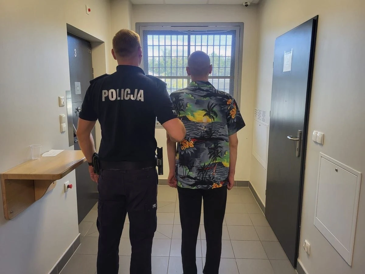 Policjanci z Poddębic, we współpracy ze strażą graniczną, zatrzymali 37-letniego obywatela Ukrainy, który przewoził w bagażniku swojego samochodu dwóch nielegalnie przebywających w Polsce obywateli Afganistanu. Przemytnikowi grozi nawet do 5 lat pozbawienia wolności.
