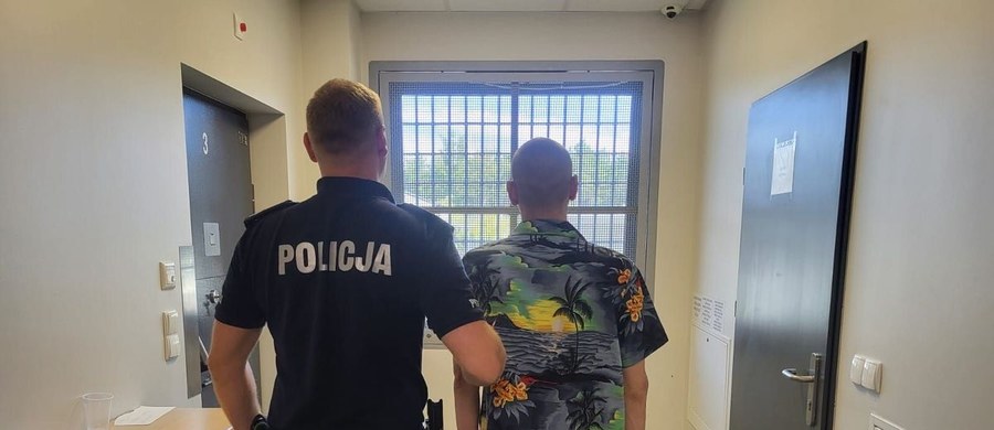 Policjanci z Poddębic, we współpracy ze strażą graniczną, zatrzymali 37-letniego obywatela Ukrainy, który przewoził w bagażniku swojego samochodu dwóch nielegalnie przebywających w Polsce obywateli Afganistanu. Przemytnikowi grozi nawet do 5 lat pozbawienia wolności.