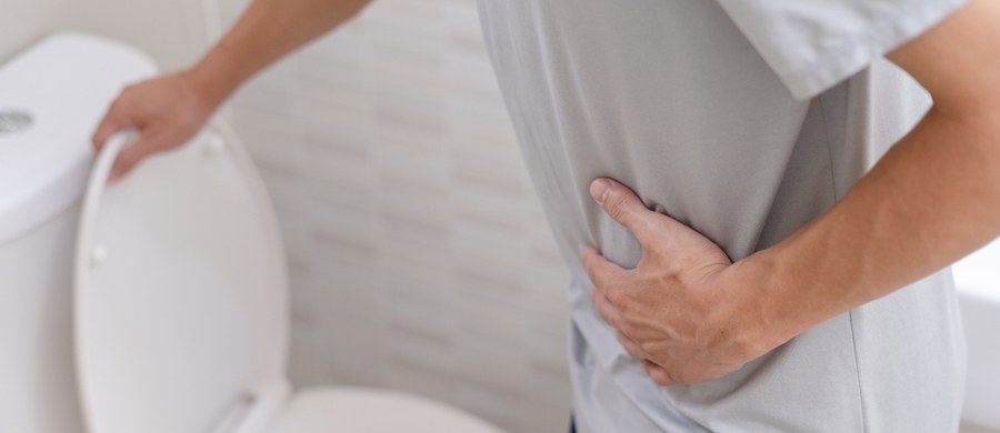 Zbyt często wykrywany jest w zaawansowanym stadium, bo chorzy przez wiele lat nie dostrzegają żadnych dolegliwości. Co roku, w Polsce diagnozuje się średnio około 16,8 tys. nowych przypadków raka jelita grubego, a zdaniem specjalistów będzie ich coraz więcej. Podstawą wczesnego wykrycia nowotworu jest świadomość objawów – które mogą być nieoczywiste, dlatego ważna jest też znajomość własnego organizmu i intuicja. W związku z tym, że problem narasta – zarówno eksperci, jak i osoby dotknięte chorobą angażują się w jego nagłaśnianie. Wśród nich jest choćby aktor James Van Der Beek.