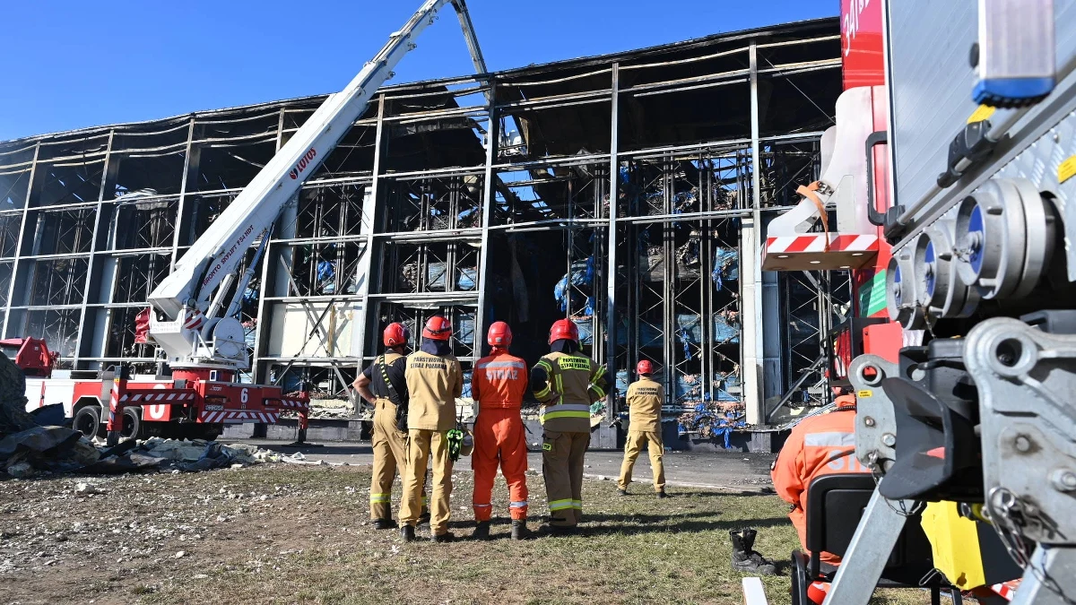 Strażacy od kilku dni nieprzerwanie prowadzą akcję w Kawlach na Kaszubach, gdzie w środę doszło do potężnego pożaru hali przetwórstwa drobiu. Priorytetem działań pozostaje odnalezienie jednego ze strażaków, który podczas akcji ratunkowej spadł do wnętrza płonącego budynku. Akcja jest wyjątkowo trudna i wymaga ogromnej ostrożności ze względu na naruszoną konstrukcję hali oraz ogromną ilość zgromadzonego w niej towaru.