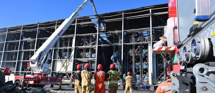 Strażacy od kilku dni nieprzerwanie prowadzą akcję w Kawlach na Kaszubach, gdzie w środę doszło do potężnego pożaru hali przetwórstwa drobiu. Priorytetem działań pozostaje odnalezienie jednego ze strażaków, który podczas akcji ratunkowej spadł do wnętrza płonącego budynku. Akcja jest wyjątkowo trudna i wymaga ogromnej ostrożności ze względu na naruszoną konstrukcję hali oraz ogromną ilość zgromadzonego w niej towaru.
