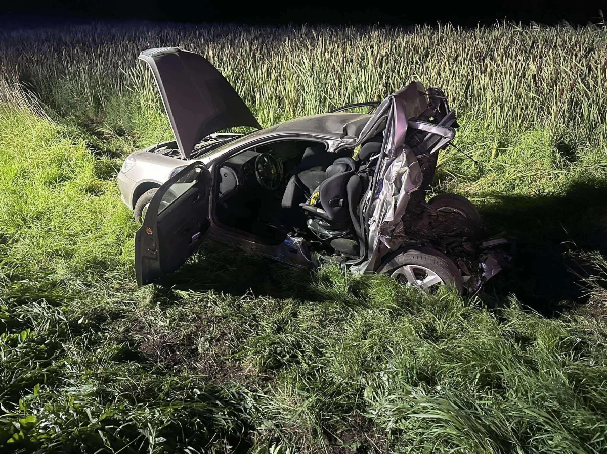 Sąd rejonowy w Biskupcu (woj. warmińsko-mazurskie) zdecydował o trzymiesięcznym areszcie dla 35-letniego Alana G., który w piątek wieczorem w Wozławkach koło Bisztynka doprowadził do śmiertelnego wypadku, w którym zginął 37-letni ojciec i jego dwuletni syn - informuje Piotr Bułakowski, reporter RMF FM. Alan G. pieszo uciekł z miejsca wypadku. Gdy zatrzymywała go policja, pił alkohol.