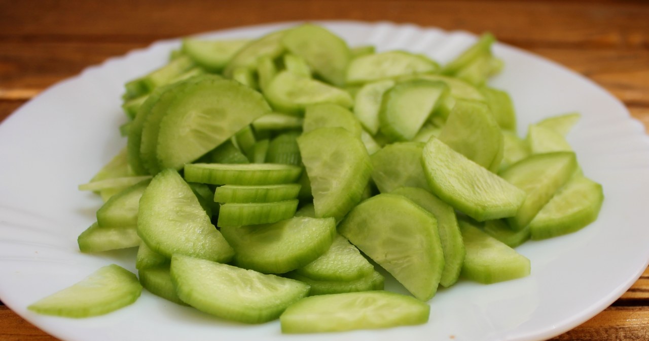 Ciągle puchną ci nogi? Zjedz to warzywo, a poczujesz ulgę