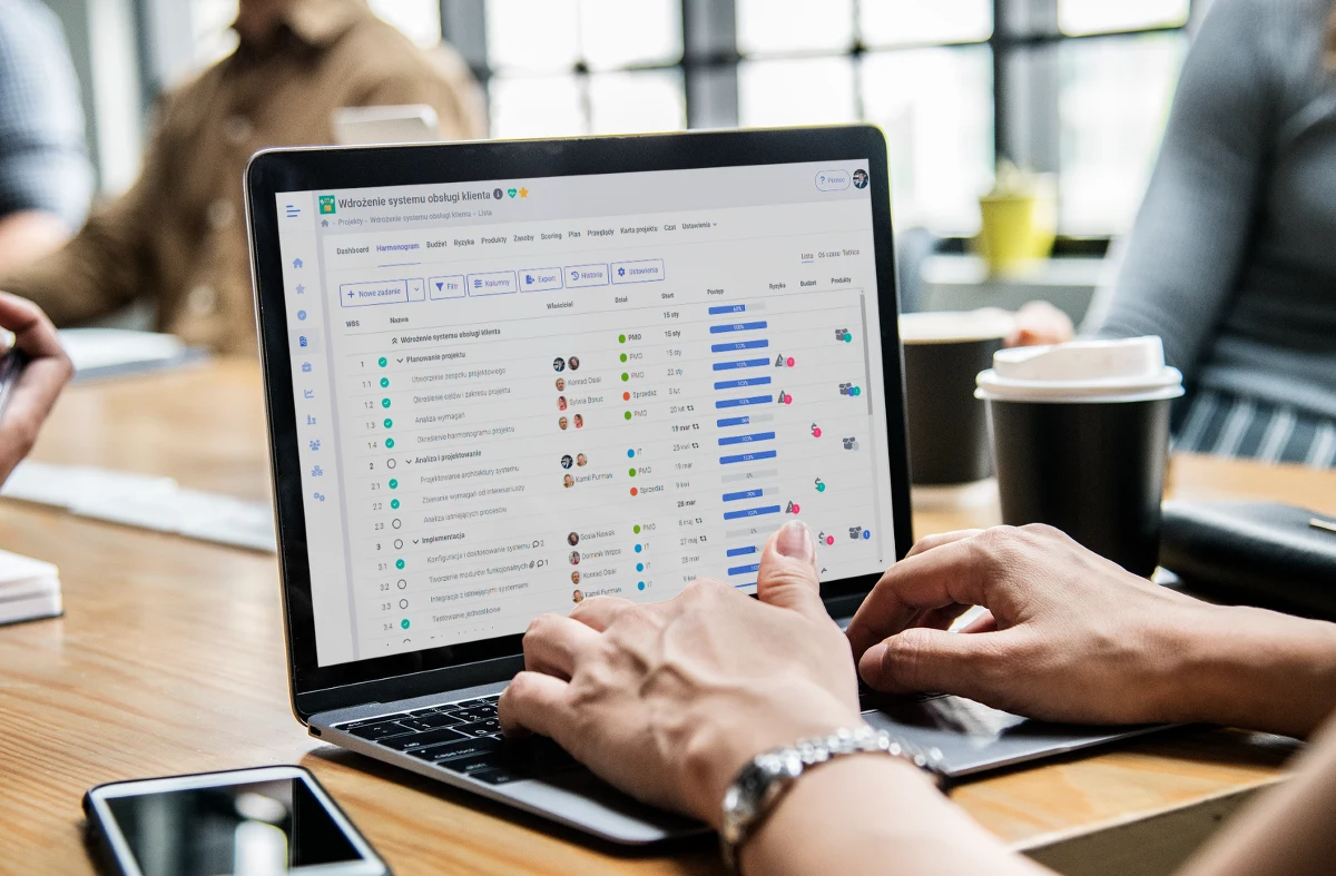Profesjonalne zarządzanie projektami w ogromnym stopniu wpływa na to, czy firma zyska przewagę konkurencyjną w swojej branży. Dużą pomocą może być starannie dobrane oprogramowanie do zarządzania projektami - ułatwia ono organizację prac i przyspiesza wdrażanie cyfrowej transformacji w tym obszarze działalności przedsiębiorstwa. W niniejszym artykule przedstawiamy szczegółowe informacje na temat tego, jak przeprowadzić cyfrową transformację w zarządzaniu projektami jakie korzyści to przynosi.