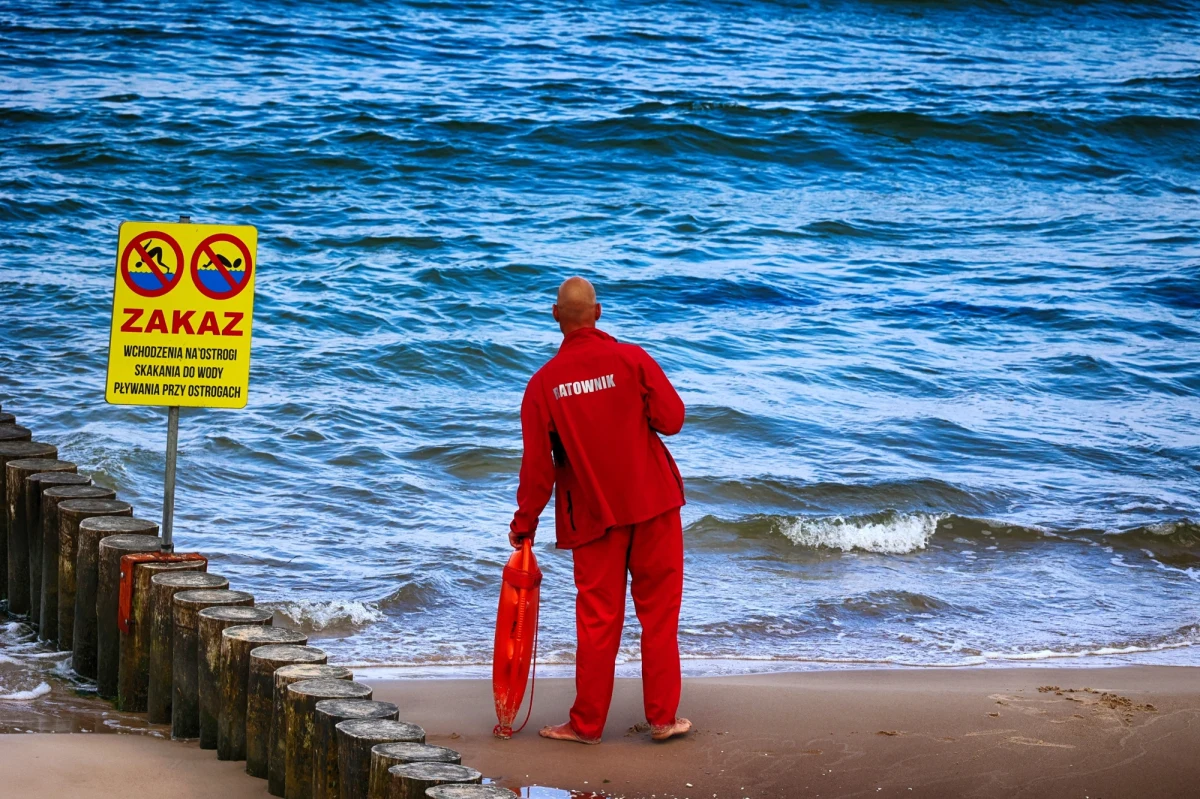 Na wielu kąpieliskach nad Bałtykiem w poniedziałek obowiązuje zakaz wchodzenia do wody. Czerwona flaga została wywieszona m.in. w Gdańsku na Stogach i Wyspie Sobieszewskiej, a także na jednym z kąpielisk w Sopocie, na Mierzei Wiślanej, Helskiej oraz na wybrzeżu, między innymi w Jastrzębiej Górze, Białogórze, Ustce czy w Rowach. Powodem silny wiatr i zauważalne prądy wsteczne. „Jest to bardzo niebezpieczne zjawisko. Wysyła nas coraz dalej w morze i przez to mamy trudności z powrotem” – mówi RMF FM Jakub Nakonieczny, koordynator kąpielisk w Sopocie.