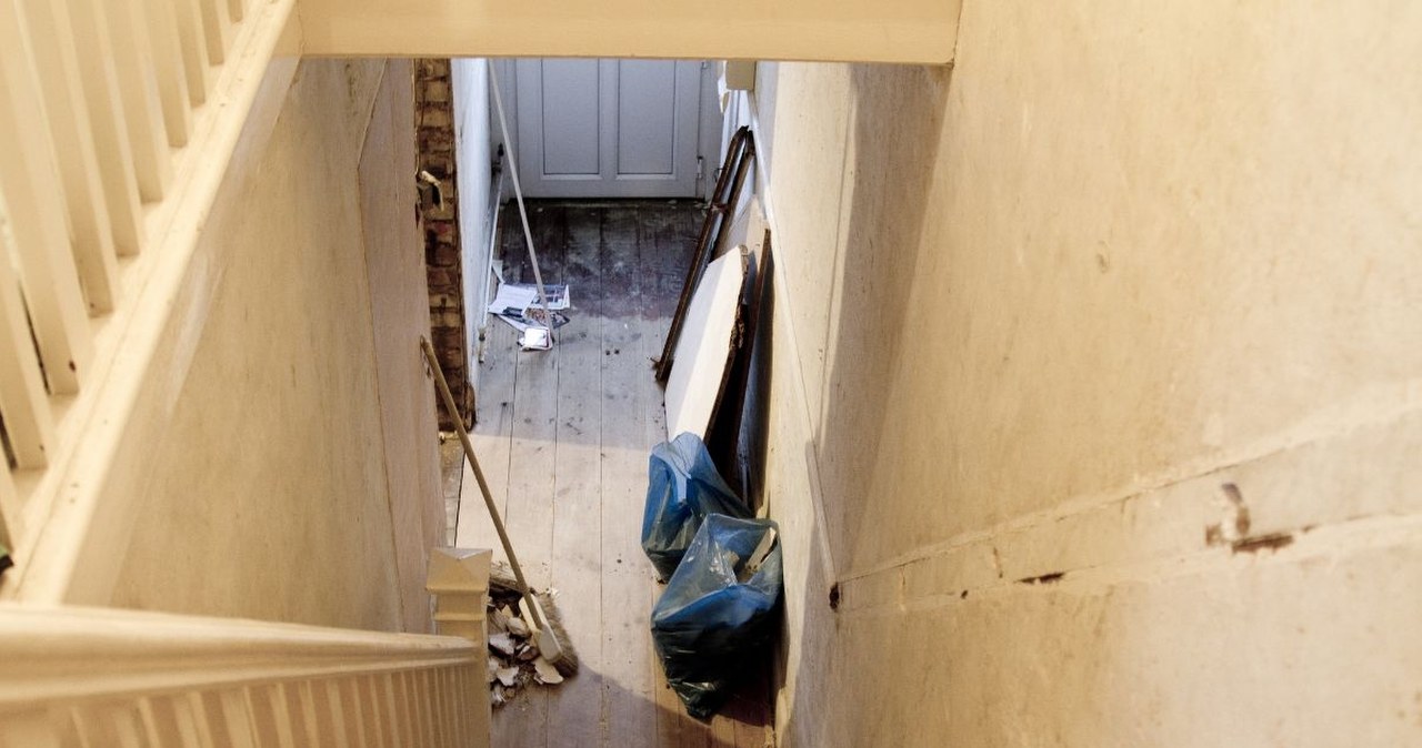 Podczas remontu kuchni znaleźli gliniany słój. Tego się nie spodziewali