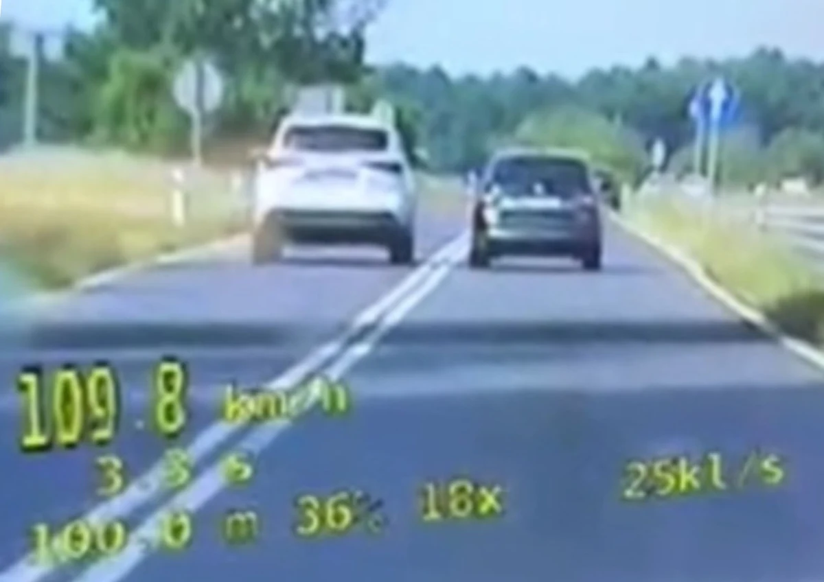 Kierowca toyoty doprowadził do sytuacji, która mogła skończyć się tragedią - nie tylko przekroczył dozwoloną prędkość, ale i wyprzedzał na skrzyżowaniu. 64-latek został ukarany surowym mandatem w wysokości 5 tys. zł i otrzymał 24 punkty karne. Policja udostępniła nagranie ze zdarzenia. 